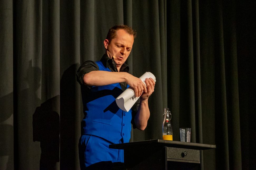 Ob das wohl klappt? Timo Marc lernt mit Hilfe von Alexa ein Zauberkunststück.