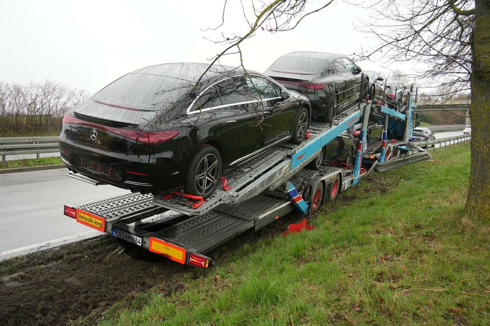Aus eigener Kraft kommt der Autotransporter nicht mehr vom Fleck. Bild: SDMG/Dettenmeyer