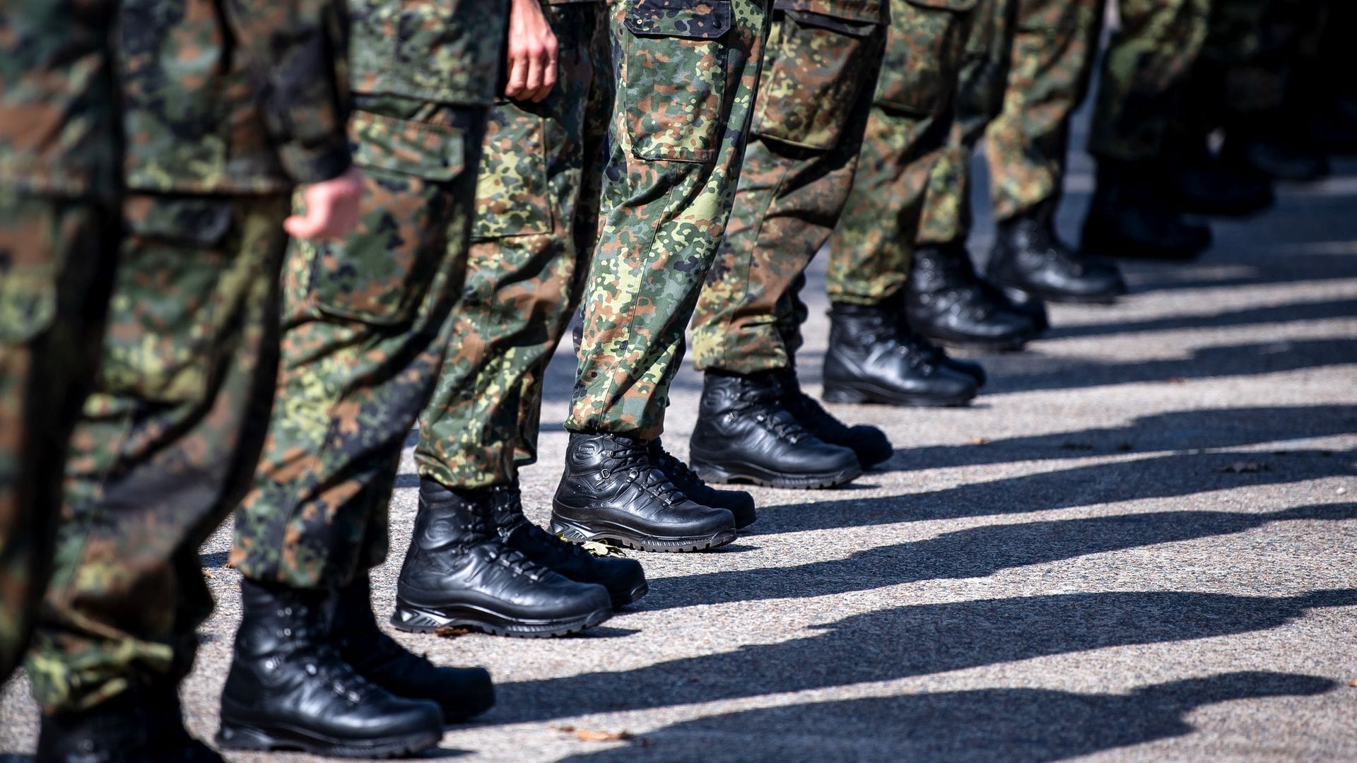 Antreten, Märsche, Schießübungen – sollten in den nächsten Jahren nicht genügend Freiwillige bei der Bundeswehr zusammenkommen, könnte auch die Wehrpflicht wiederbelebt werden.