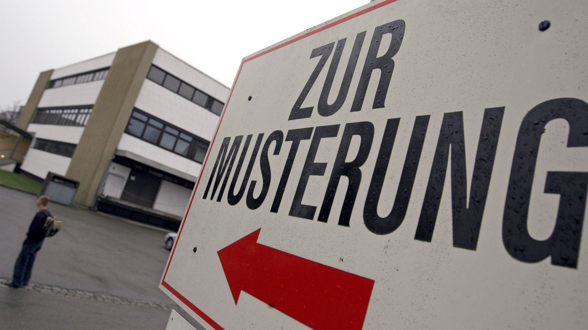 Sollen alle junge Männer wieder gemustert werden oder nur ein durch Losverfahren ausgewählter Anteil? Das ist eine der Streitfragen in der Diskussion über den künftigen Wehrdienst.