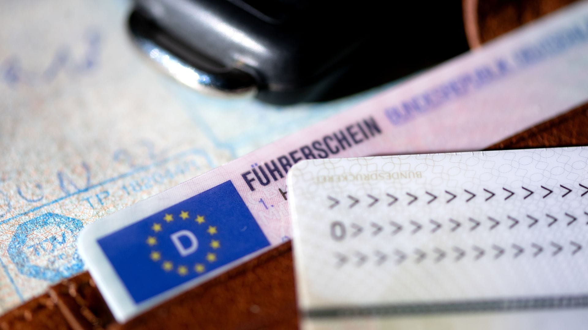Die Bundeswehr wirbt mit einem satten Zuschuss zum Führerschein um Nachwuchs. Führerscheine kosten mittlerweile 4.000 Euro und mehr.