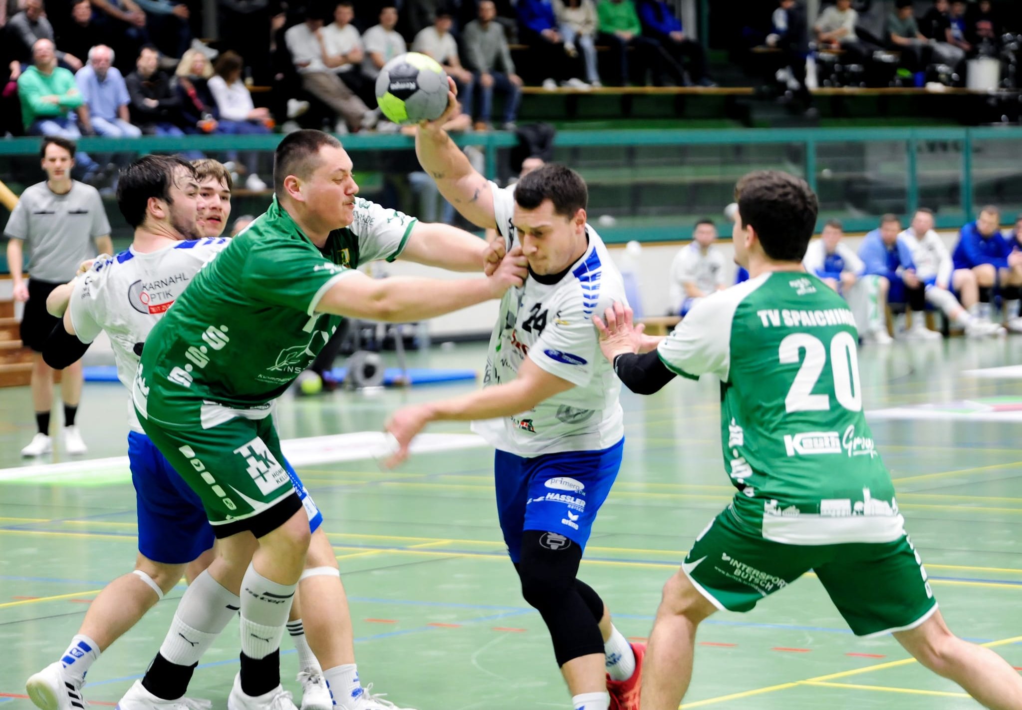 Dominic Rose tankt sich durch. Die Nummer 24 der HSG Böblingen/Sindelfingen steuerte neun Treffer zum Heimsieg bei.