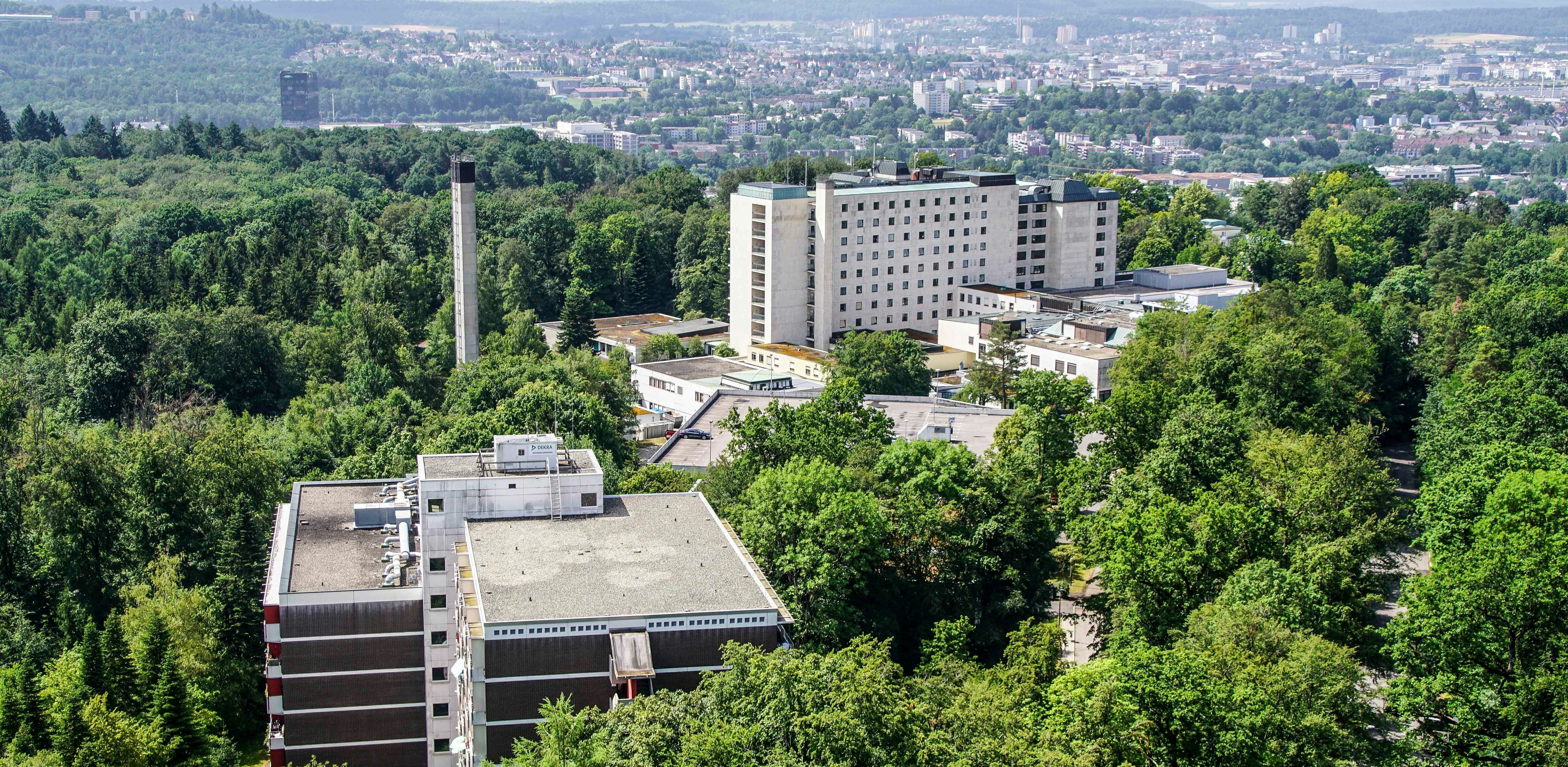 Der Blick vom Wasserturm auf das Krankenhaus-Areal zeigt das Gebiet, auf dem mittelfristig ein neues Stadtquartier entstehen soll.         Bild: Dettenmeyer/A