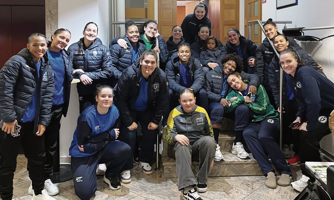 Nationalmannschaftsfoto mit Hoteliers-Tochter Eva Volz (vorne in der Mitte mit der gelb-grauen Trainingsjacke der HSG Schönbuch).