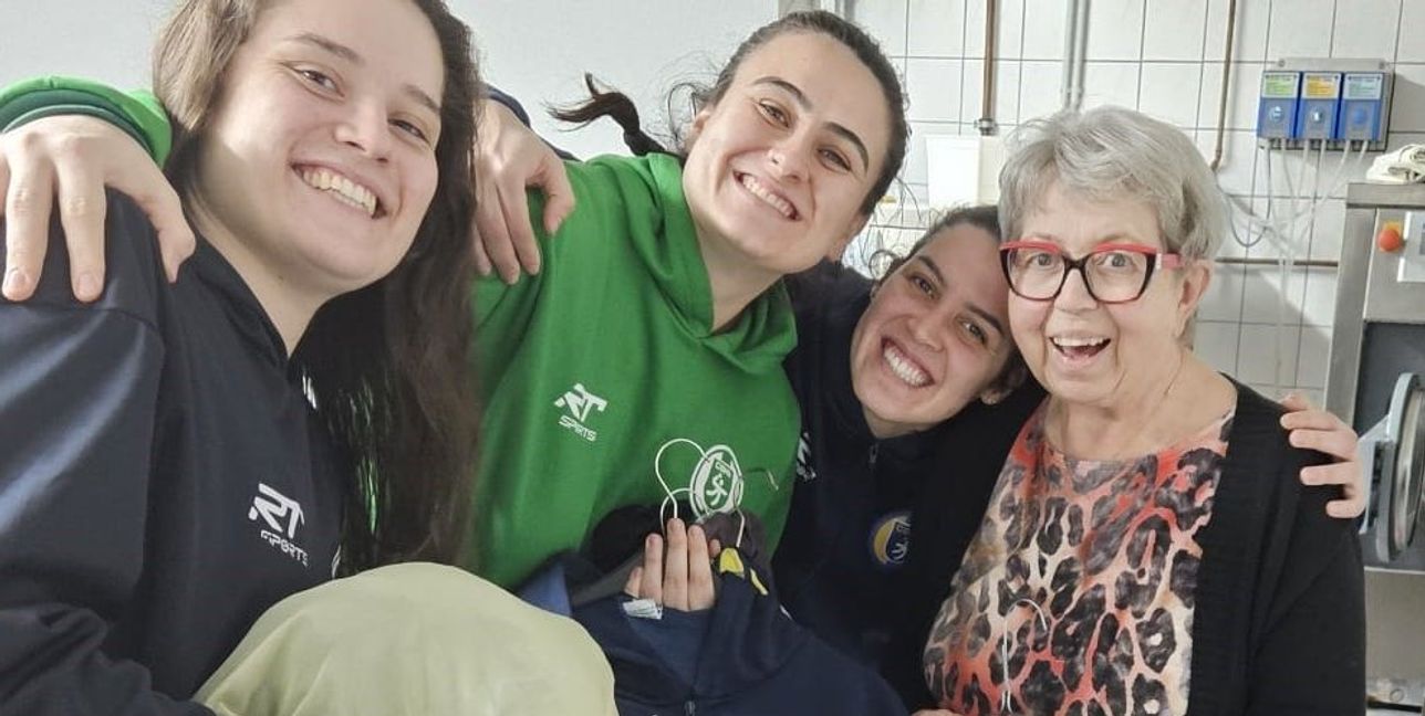 Treffpunkt Waschküche: Drei Nationalspielerinnen mit der guten Seele des Hauses, Heiderose Maurer.