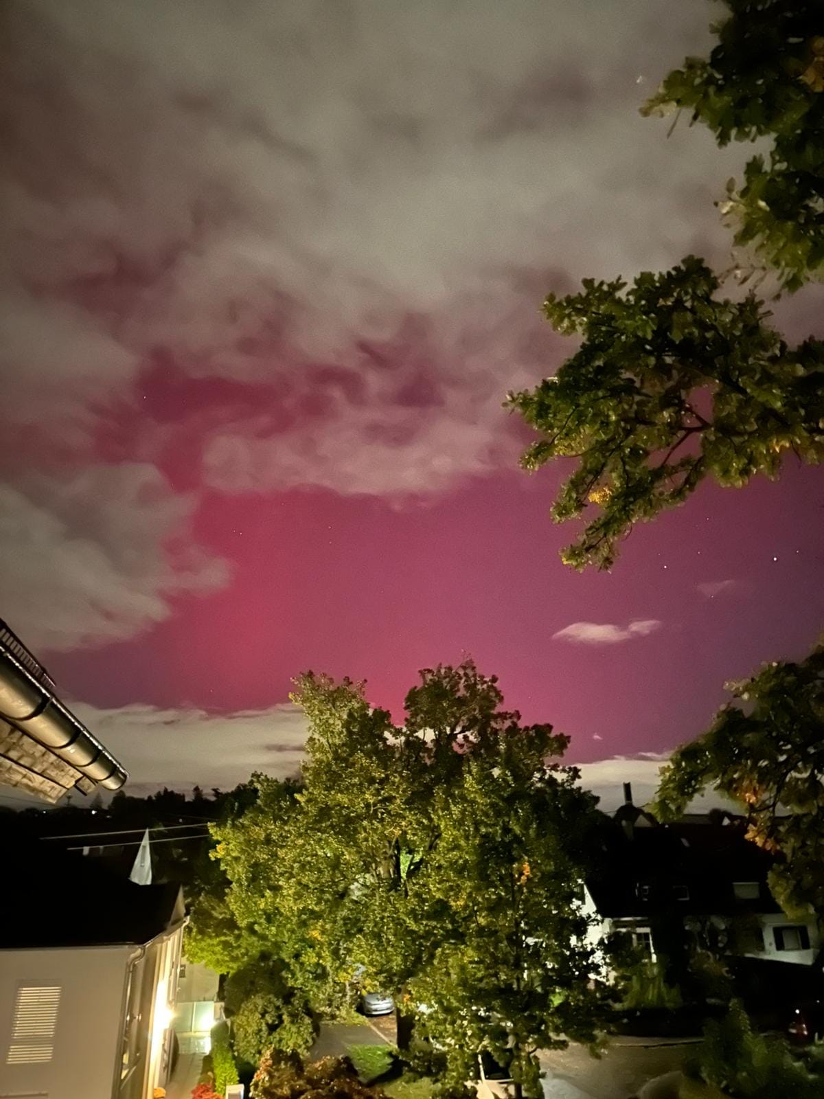 Polarlichter am Nachthimmel über Sindelfingen.