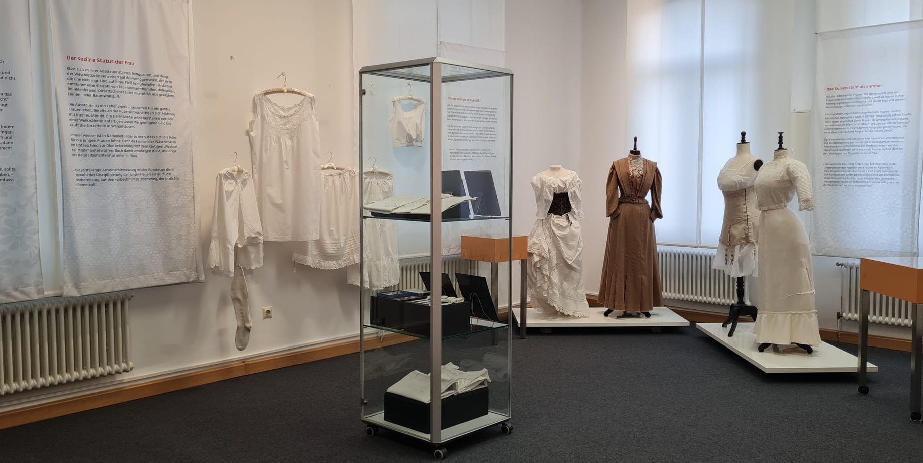 Weißwäsche aller Art: Das Webereimuseum zeigt Frauen-Unterkleider vergangener Zeiten.