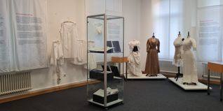 Weißwäsche aller Art: Das Webereimuseum zeigt Frauen-Unterkleider vergangener Zeiten.