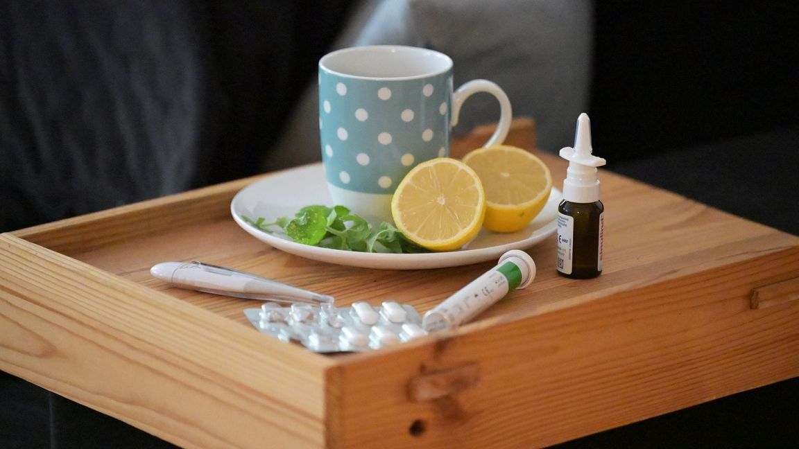 Wer Corona hat, sollte am besten so lange zu Hause bleiben, bis die Krankheitszeichen sich deutlich verbessert haben. (Symbolbild)