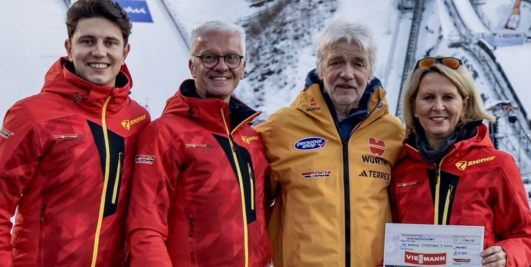 Tim Bauer, Willy Stahl, DSV-Ehrenpräsident Dr. Franz Steinle und Heike Stahl (von links) bei der Preisverleihung in Oberstdorf.