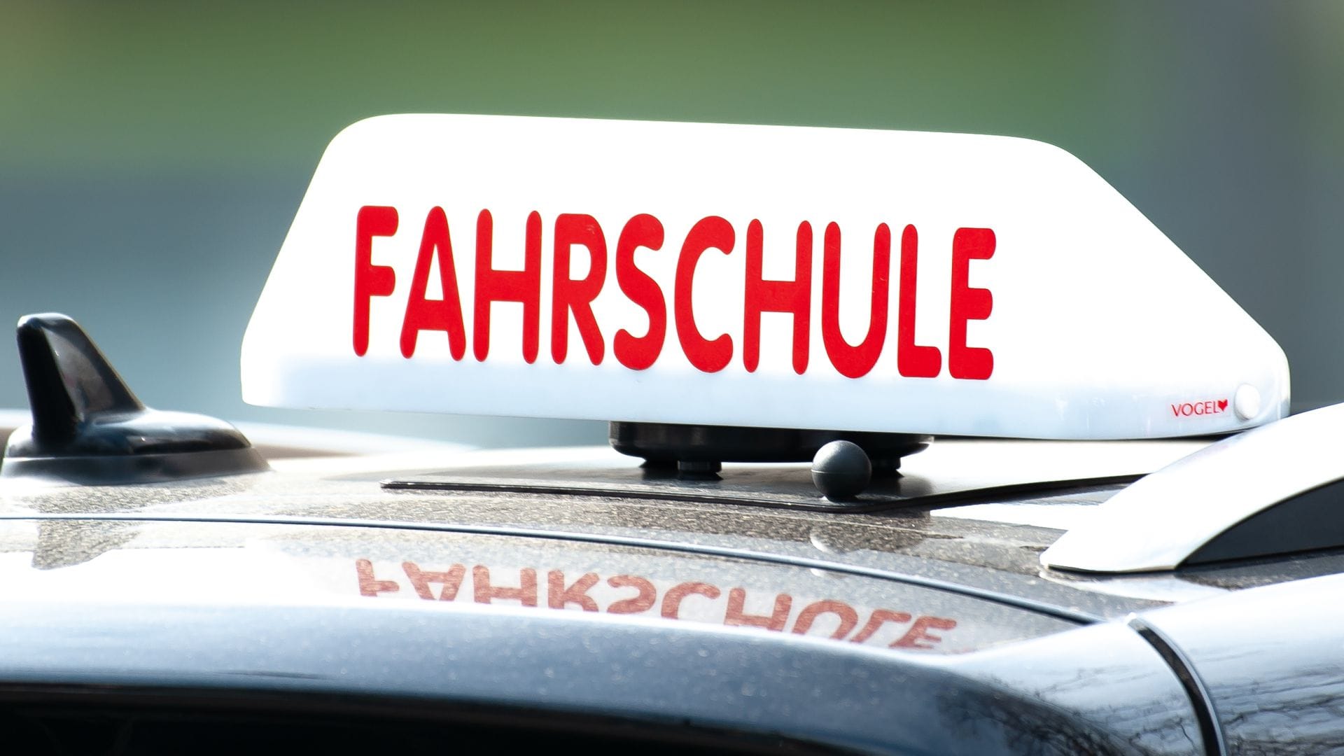 Der Mann soll sich laut Gericht mit den Taten unter anderem in Heidelberg, Göppingen, Bochum und Bonn seinen Lebensunterhalt finanziert haben.