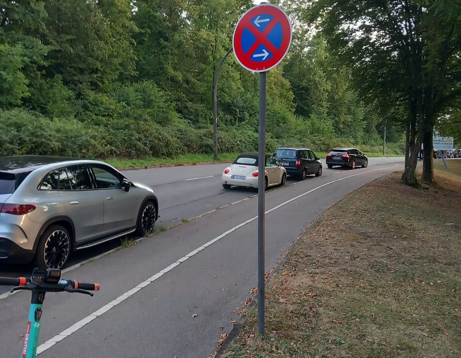 Seit 16. Juli gilt ein erweitertes Halteverbot am Sindelfinger Freibad auf Höhe der Fahrradständer. Trotzdem stehen dort Autos.