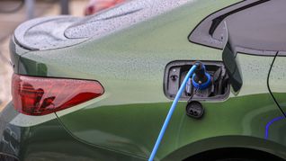 E-Auto an der Ladesäule.