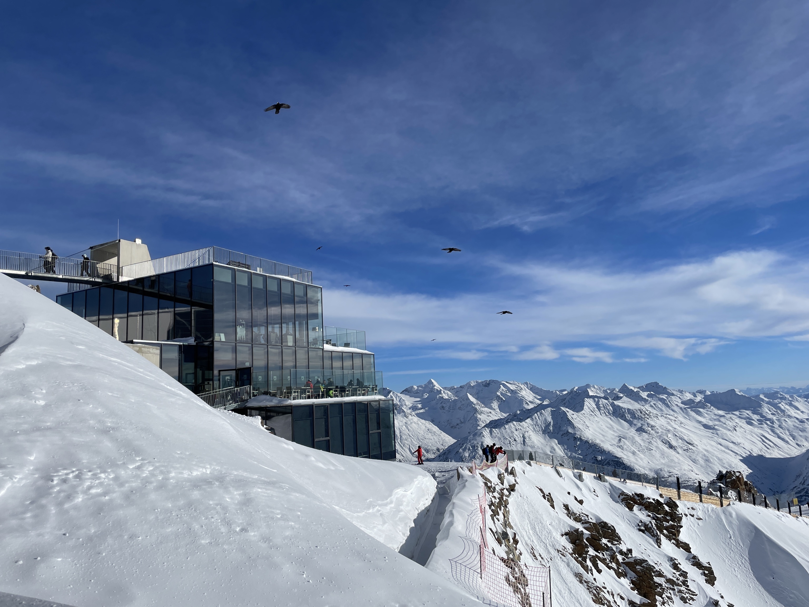 Eingebettet in majestätische Berggipfel: das Restaurant ice Q in Sölden.Bild: Kalus