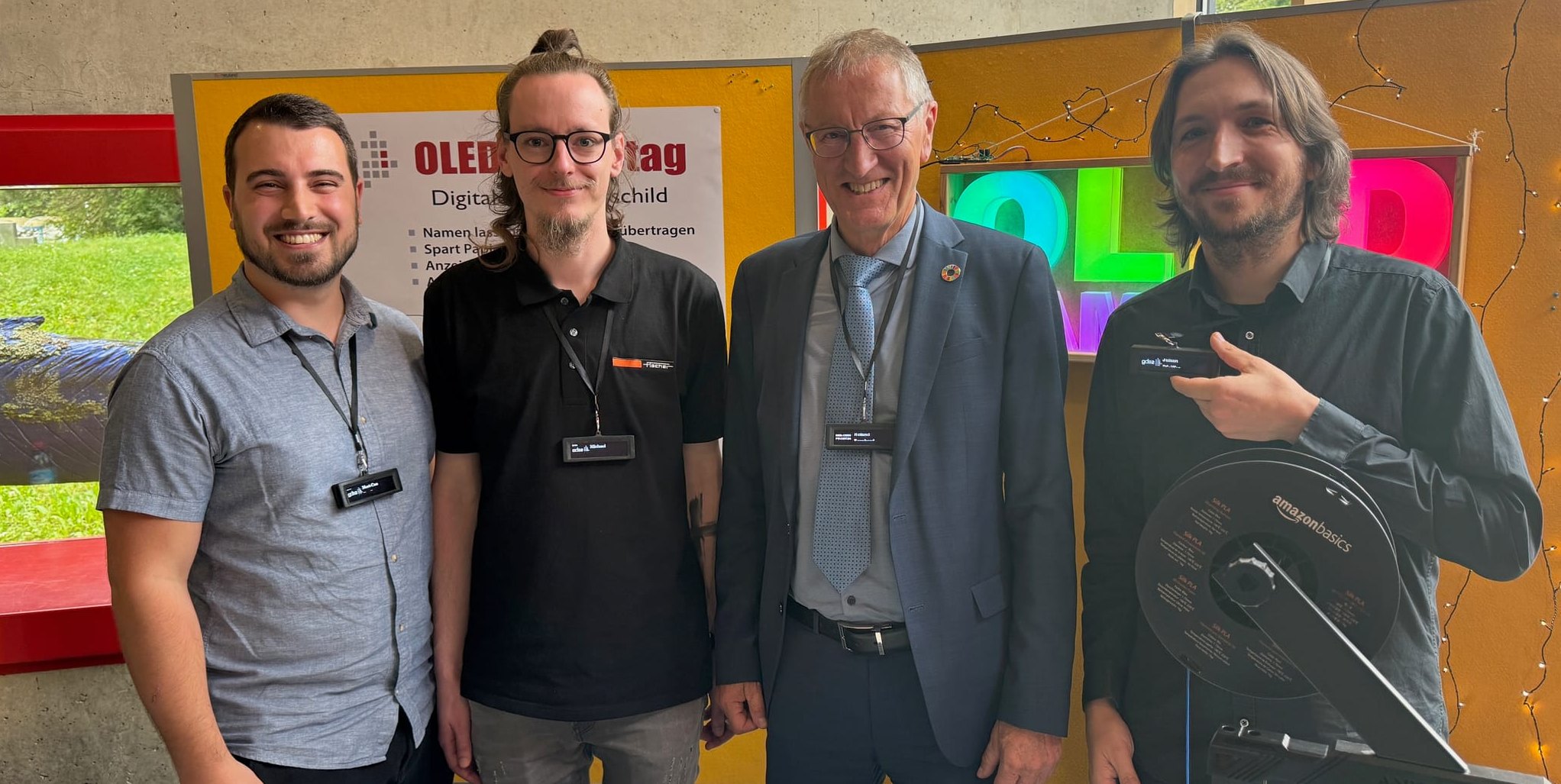 : Landrat Roland Bernhard (Dritter von links) mit Schülern bei der Technikermesse. Bild: z