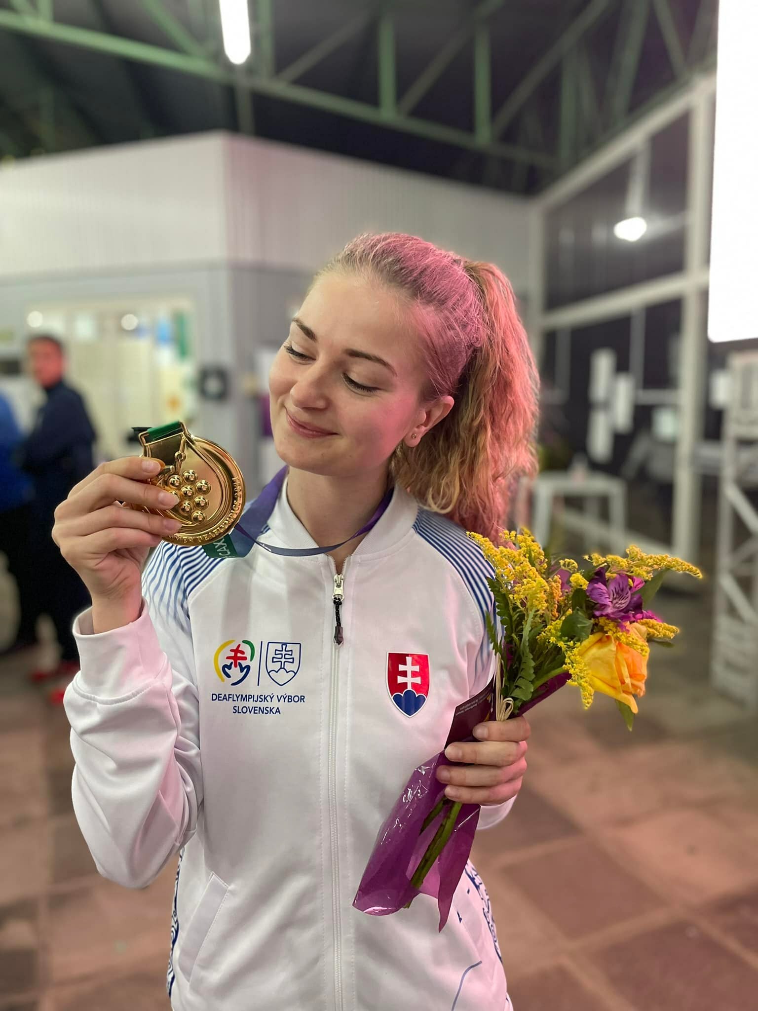 Eva Jurkova mit der Goldmedaille. Bild: z