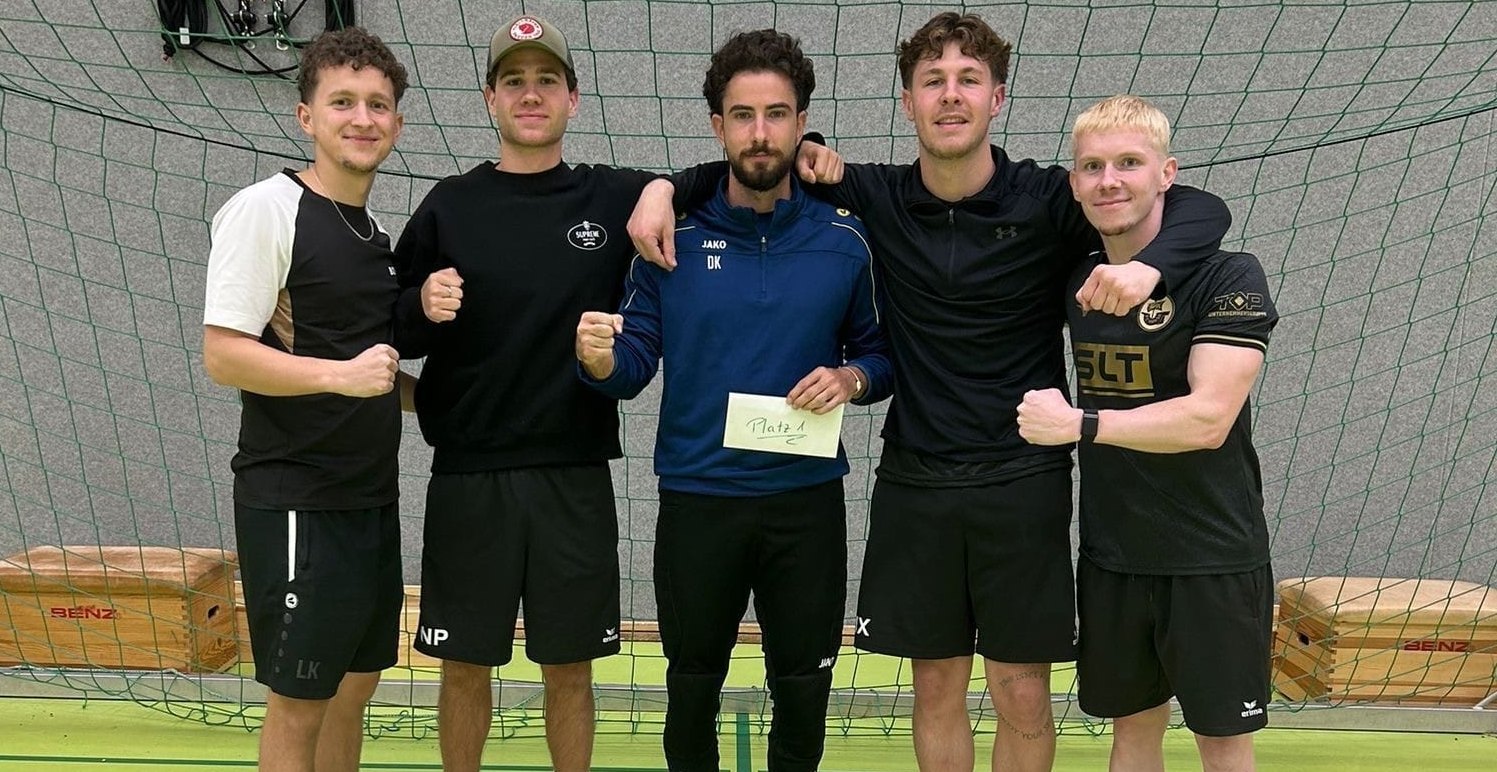 Linus Kislat, Nick Preuss, Torhüter Daniil Kurkov, Max Horn und Leon Schäble (von links) mit dem Siegerpokal. 	Bild: z
