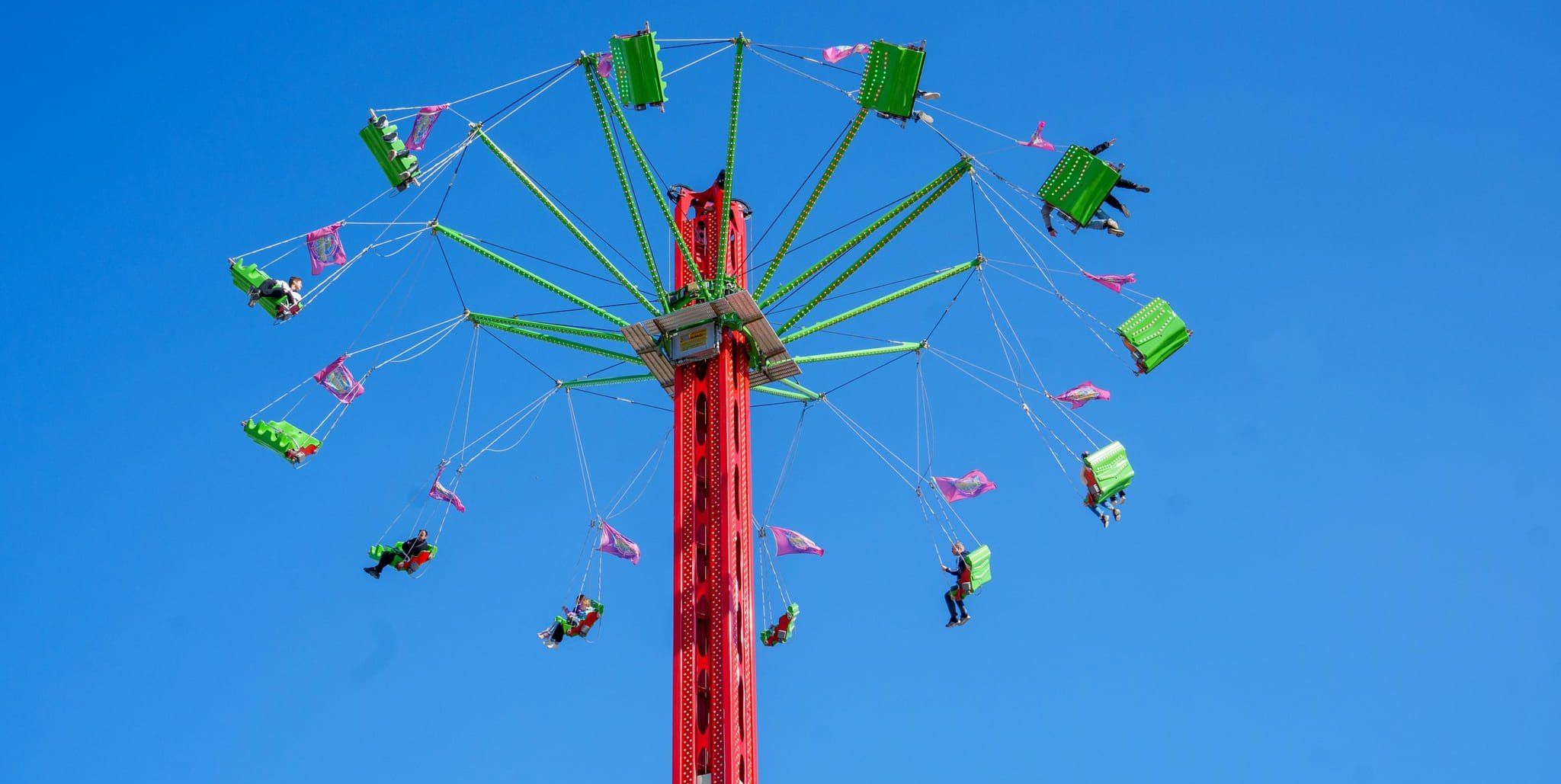Auf dem Flugfeld geht es hoch hinaus.