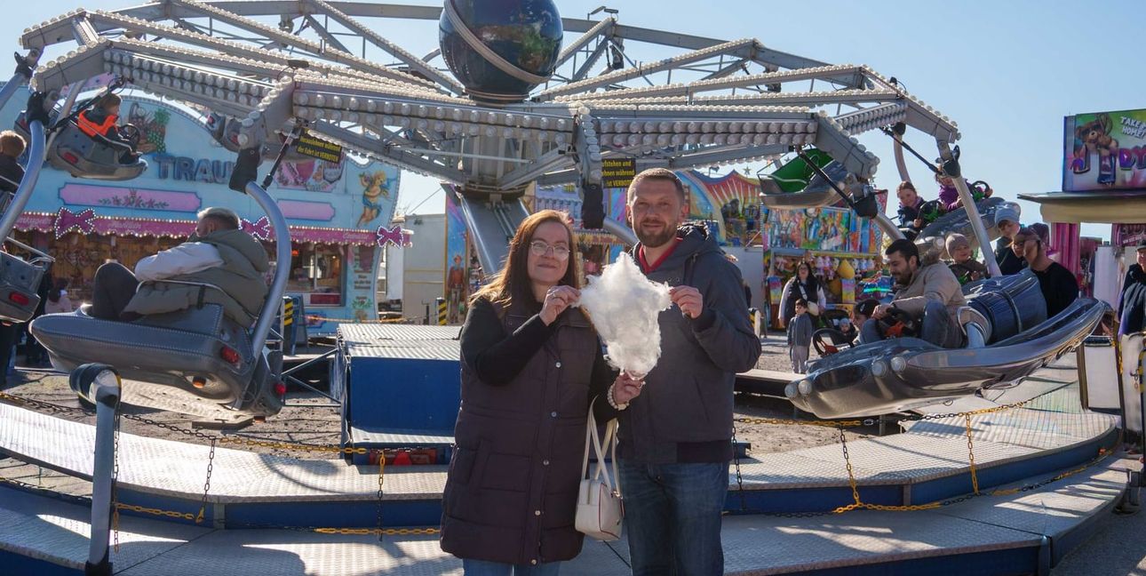 Zuckerwatte geht immer. Amely Dürr und Sebastian Crsta lassen es sich schmecken.
