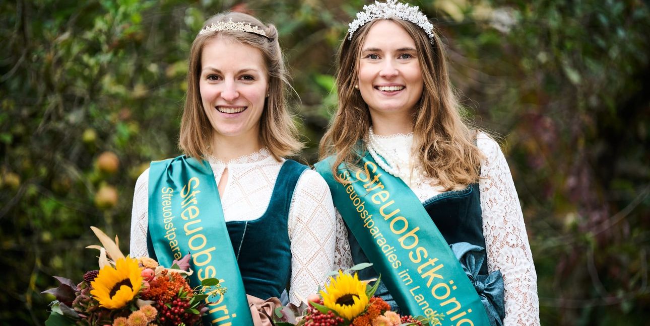 Die amtierenden Streuobsthoheiten Linda Österle und Nadine Haderer.