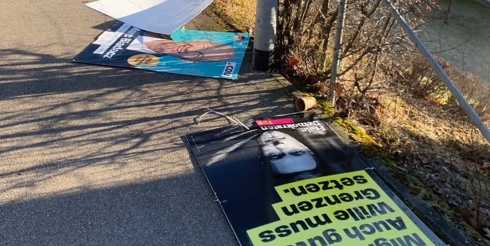 Betroffen waren Wahlplakate aller größeren Parteien.