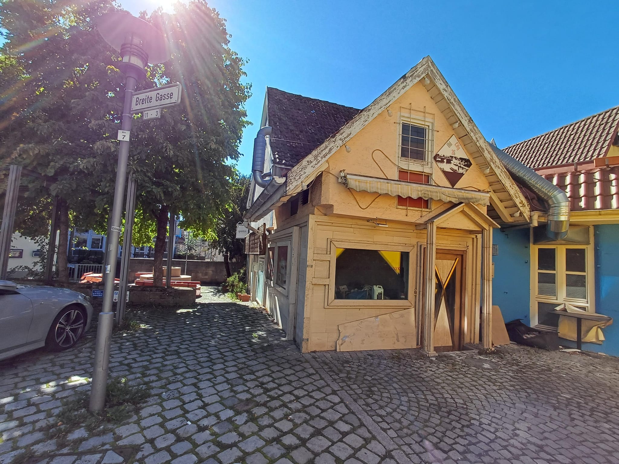 Die Fenster sind dunkel, vor den Eingängen liegt Abfall. Bilder: Elbers