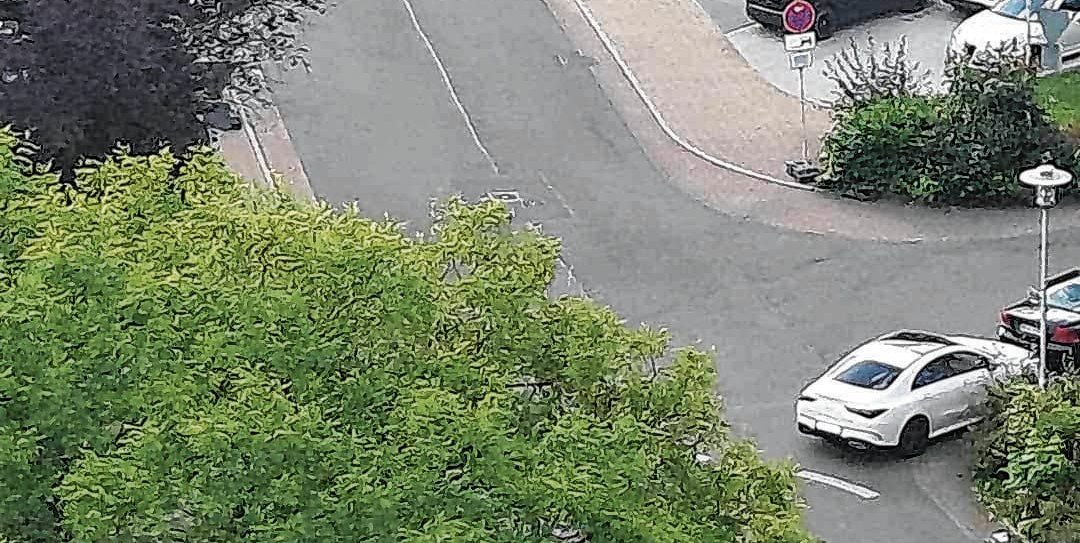 Anwohner beobachten solche Situationen des Öfteren: Ein Auto steht zu nah an der Kreuzung.