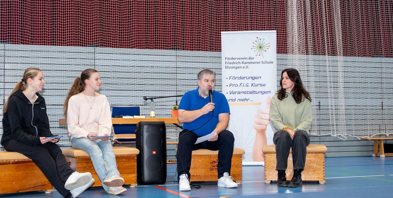 Von links: Katie Henne, Nele Zipperer, Christian Möller (Vorsitzender vom Förderverein) und die Autorin Yasmin Shakarami zu Beginn der Lesung.