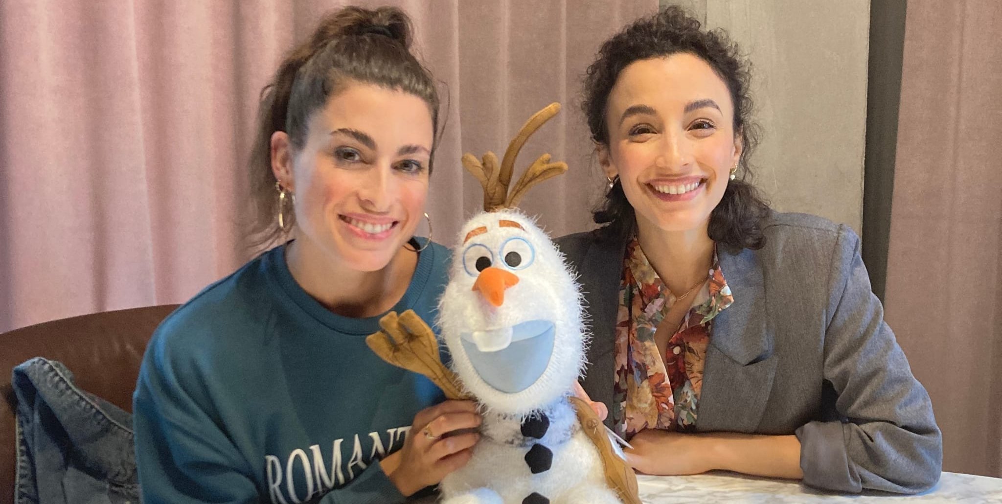 Ann Sophie als Elsa (links) und Abla Alaoui als Anna verkörpern die beiden Schwestern im Musical.