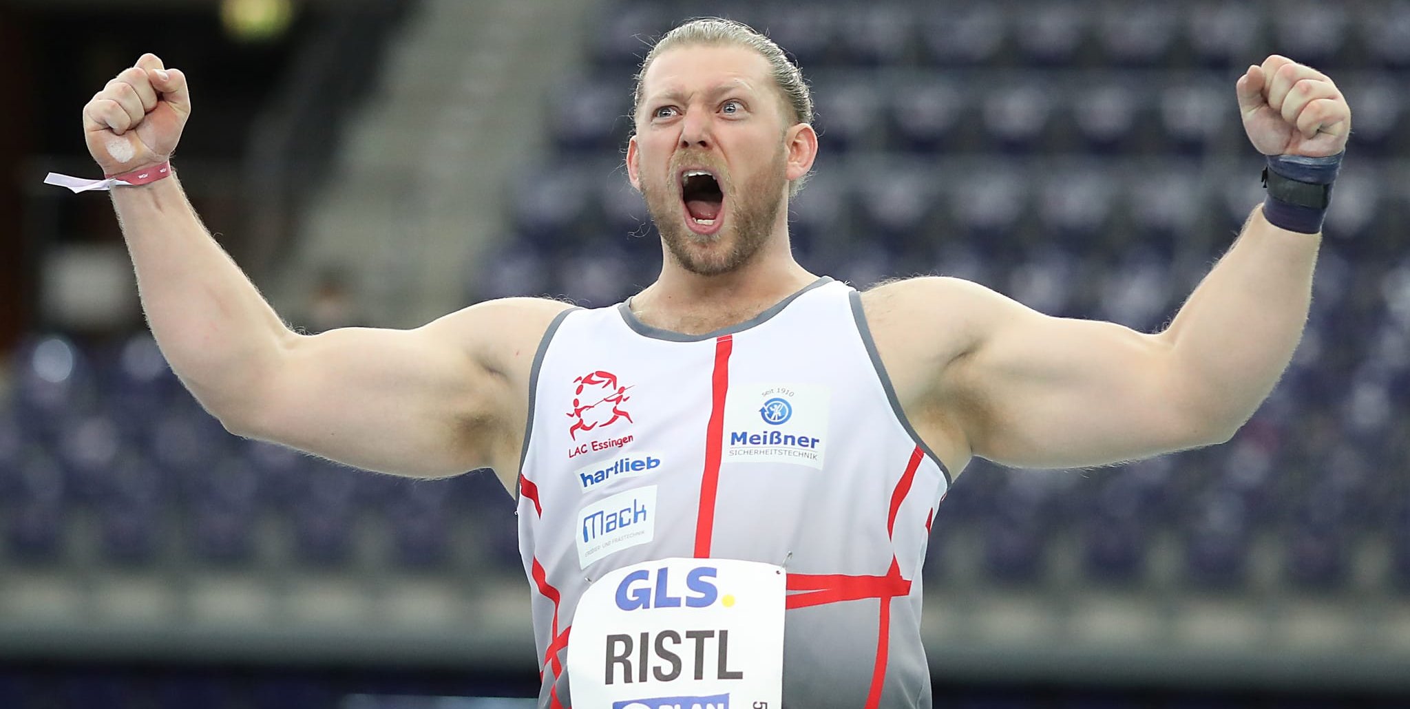 Silas Ristl nach seinem Triumph bei der Deutschen Hallenmeisterschaft. Künftig trägt er das blau-weiße  VfL-Trikot.