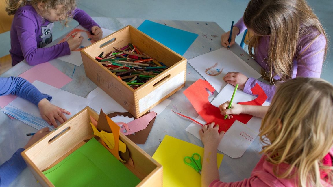 Vier Mädchen vertreiben sich heute beim Malen die Zeit in der Ganztagsbetreuung an ihrer Grundschule.