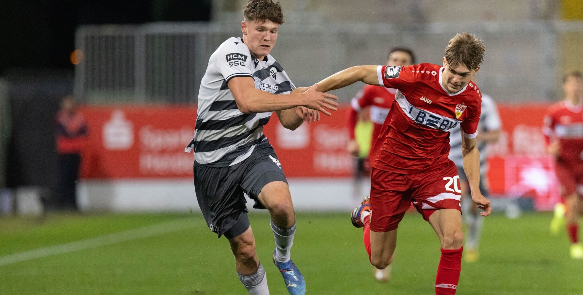 Leon Reichardt  (rechts) zeigte in Saabrücken ein starkes Spiel. Bild: Eibner