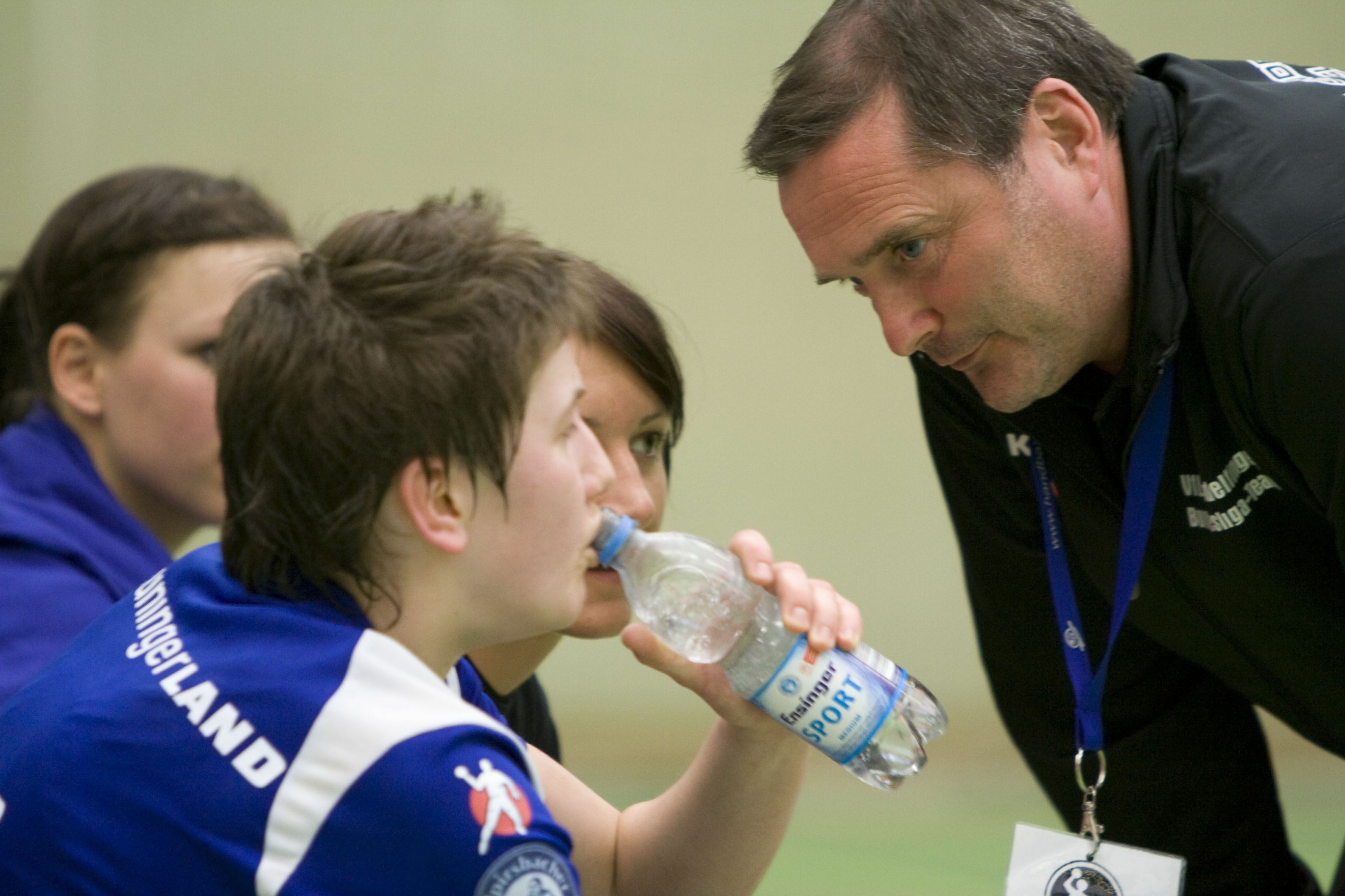 Dago Leukefeld im Gespräch mit der Holzgerlingerin Ina Großmann in seiner Zeit als Trainer der Sindelfinger Bundesliga-Handballerinnen. Bild: photostampe/A