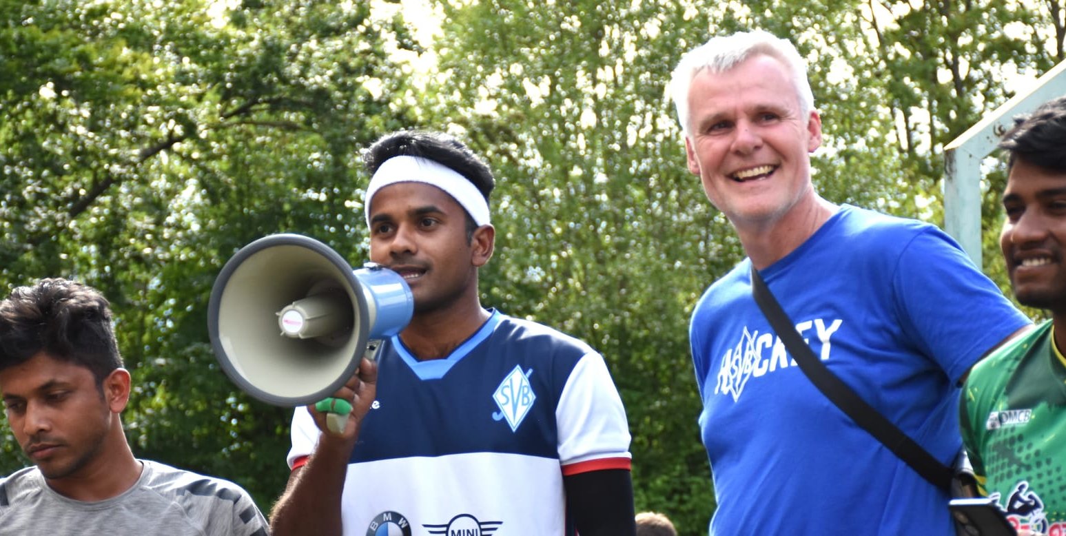 SVB-Hockeyabteilungsleiter Stefan Lampert (Zweiter von rechts) mit Roman Sarkar, Shohanur Suboj und Mahbub Hossain (von links) bei der Verabschiedung während des Sommerfestes.