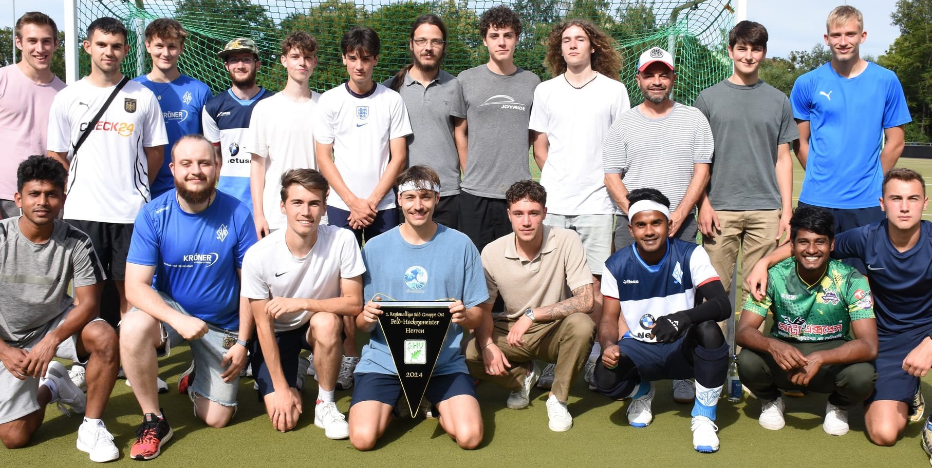 Abschiedsfoto mit Meisterwimpel. Die drei Bangladesch-Spieler sind hier in der vorderen Reihe ganz links (Roman Sarkar) sowie rechts mit Shohanur Suboj (Dritter von rechts) und Mahbub Hossain (Zweiter von rechts) zu sehen.