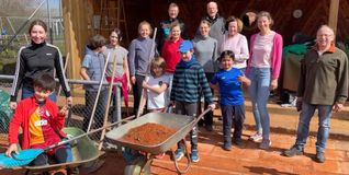 Ein Tennisplatz baut sich nicht von alleine auf.