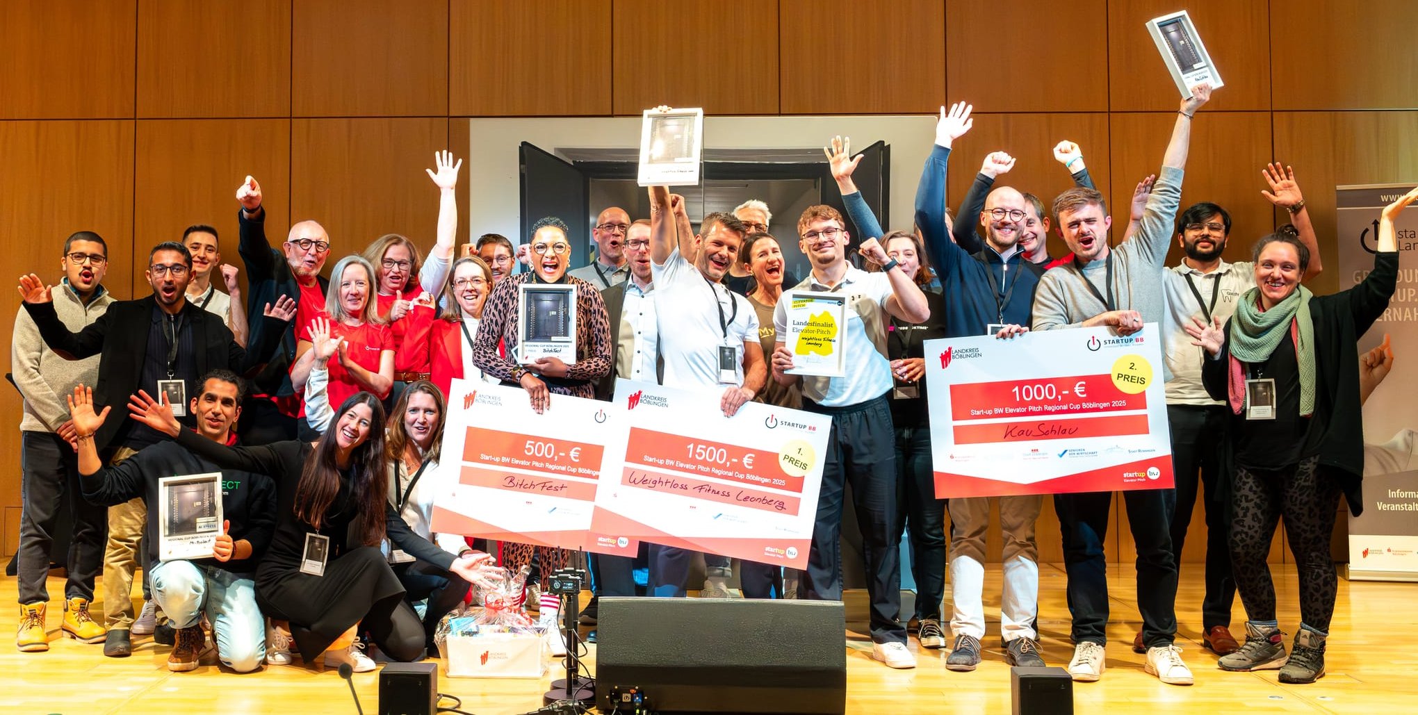 Nicht nur die ersten drei Sieger, sondern Teilnehmer, Sponsoren und Organisatoren von „Start.me.up“ vereint auf der Bühne des Böblinger Sparkassenforums.
