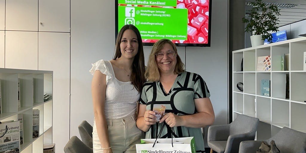die Gewinnerin Sylvia Freymann (rechts) mit Ines Brunenberg von Röhm-Medien.
