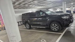 Passt kaum auf den Parkplatz: der Wagen der Direktorin in der Landtags-Tiefgarage