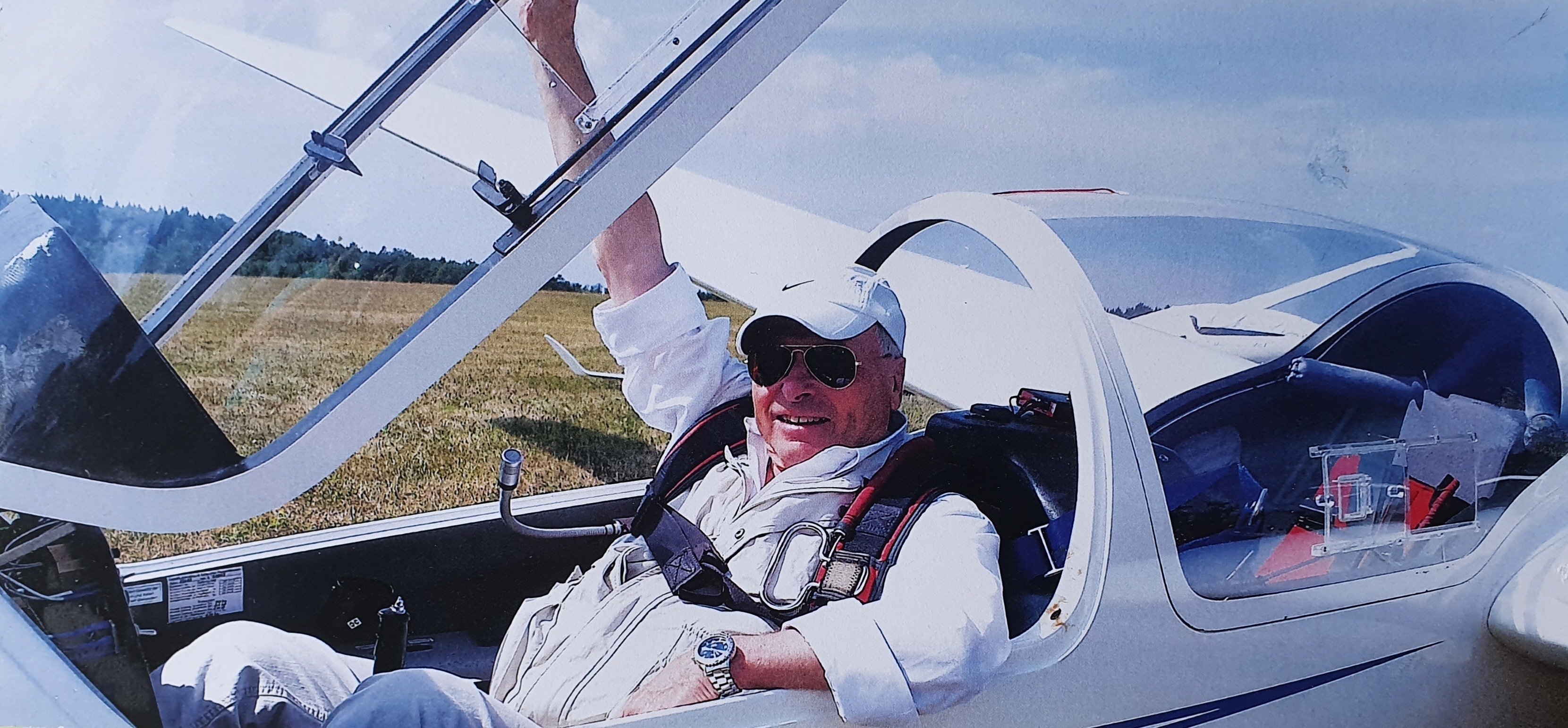 Jörg Schumacher am Steuerknüppel – und damit im Glück. Der Stadtrat und Kreisrat aus Sindelfingen kann den Wind unter den Flügeln heute noch spüren.Bild: z
