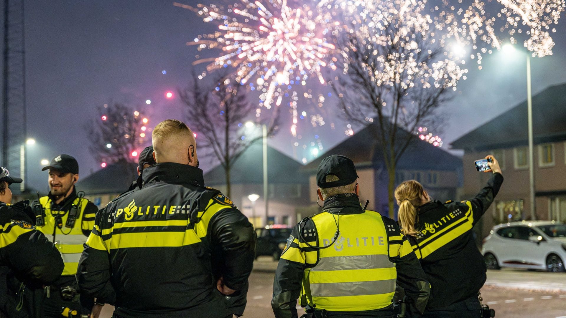 In einigen niederländischen Städten wurde die Polizei mit Böllern beworfen.