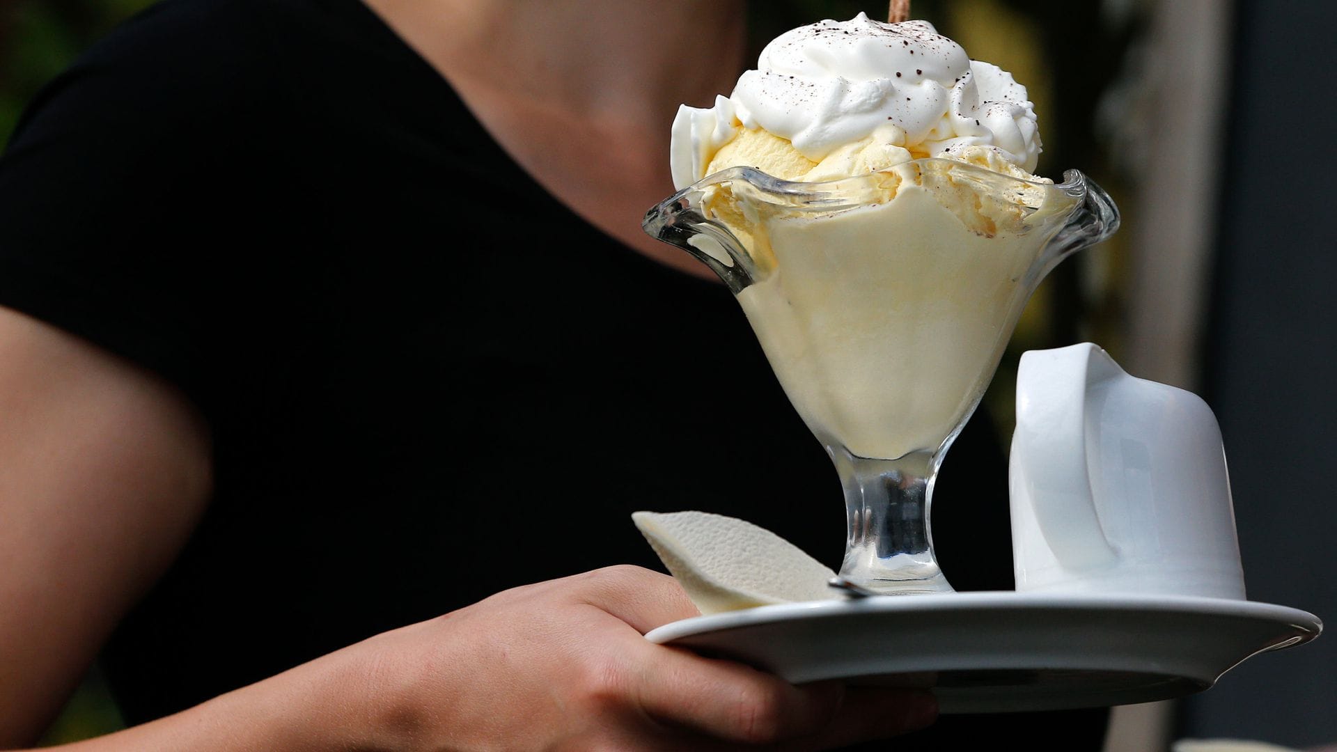 Muss der Gastronom seiner Angestellten künftig mindestens 15 Euro die Stunde zahlen? Das könnte mitunter zum Problem werden.