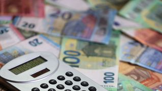 Eigenes Geld verdienen – viel können Auszubildende meist nicht sparen oder für Versicherungen ausgeben.