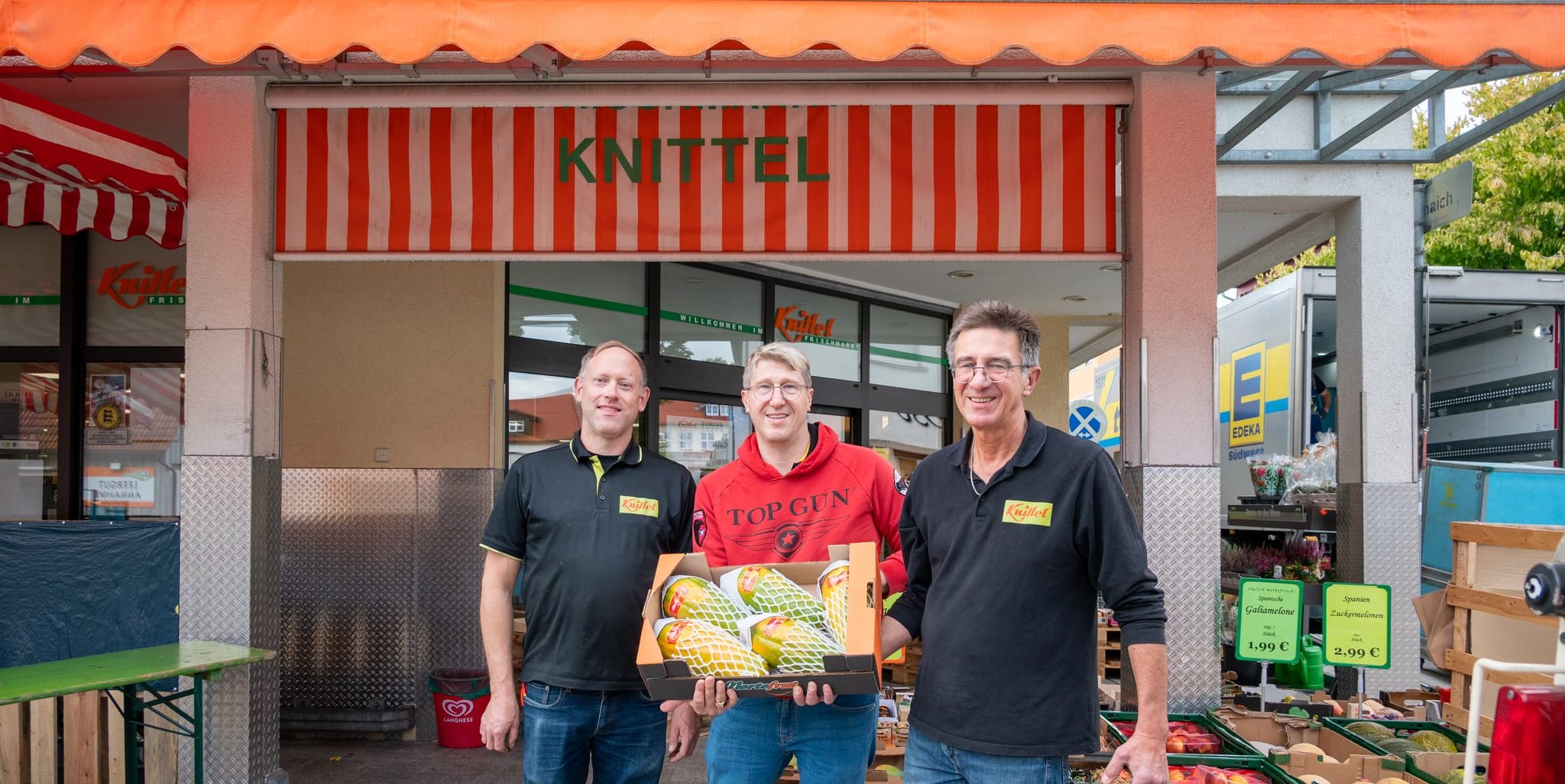 Wolfgang Knittel, Christoph und Klaus Andermann vom Frischmarkt Knittel freuen sich auf das Knittelfest.Bild: Nüßle