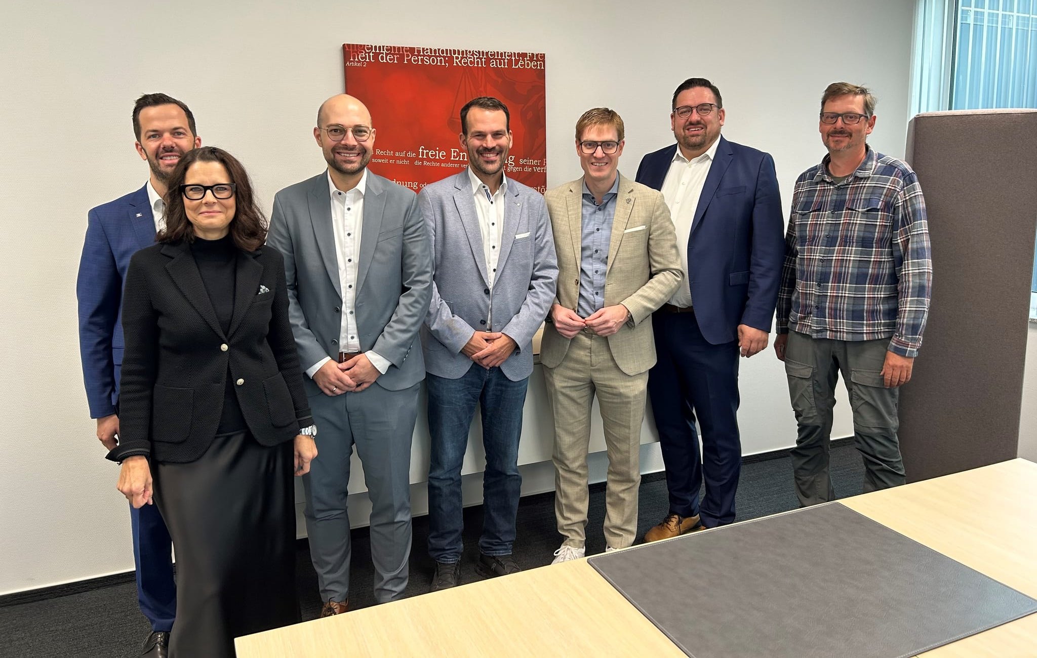 Gemeinsames Gruppenbild (von links): Mario Schmid und Anette Rehorsch-Hartmann für die Vereinigte Volksbanken, Aleksandar Cukalac für die Kreissparkasse Böblingen, Steffen Vietz für den GHV Maichingen, Oberbürgermeister Markus Kleemann, Wirtschaftsförderer Felix Rapp und Robert Klotz für den GHV Sindelfingen.