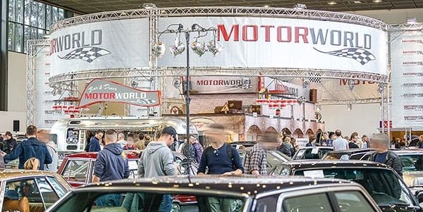 Auch im Inneren der Motorworld ist der Andrang groß.