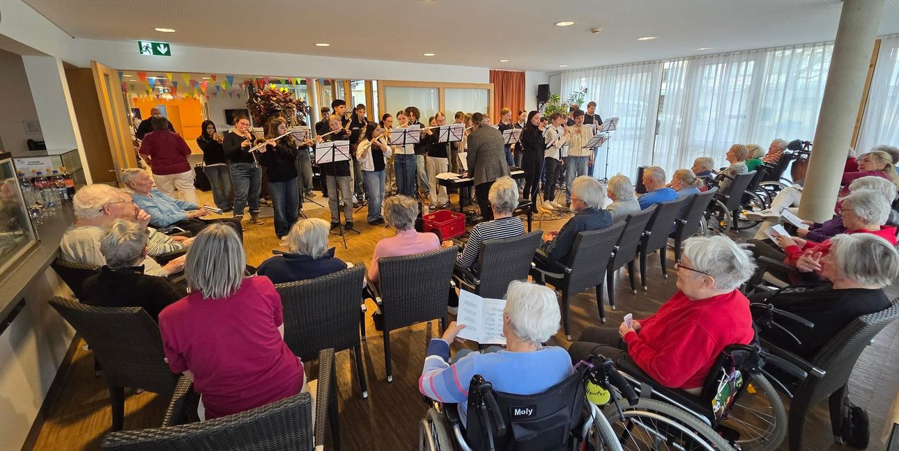 Schüler der Realschule Hinterweil musizieren im Brunnencafé des Altenpflegeheims Haus am Brunnen in Maichingen. Viele Bewohner singen bei vertrauten Volksliedern mit.