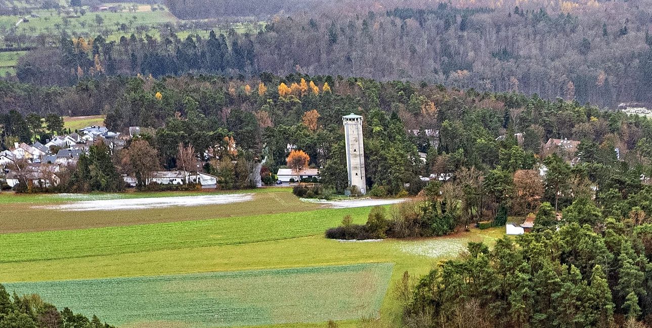Was mit dem Wasserturm auf dem Kapellenberg passiert, wenn der Ersatzneubau für die Wasserversorgung fertiggestellt worden ist, wurde noch nicht im Gemeinderat besprochen. Der Turm ist auch ein Wahrzeichen vom Kapellenberg.