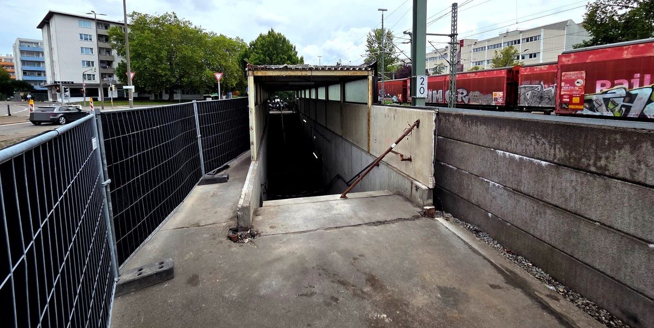 Der beschädigte Treppenabgang ist inzwischen gesichert.