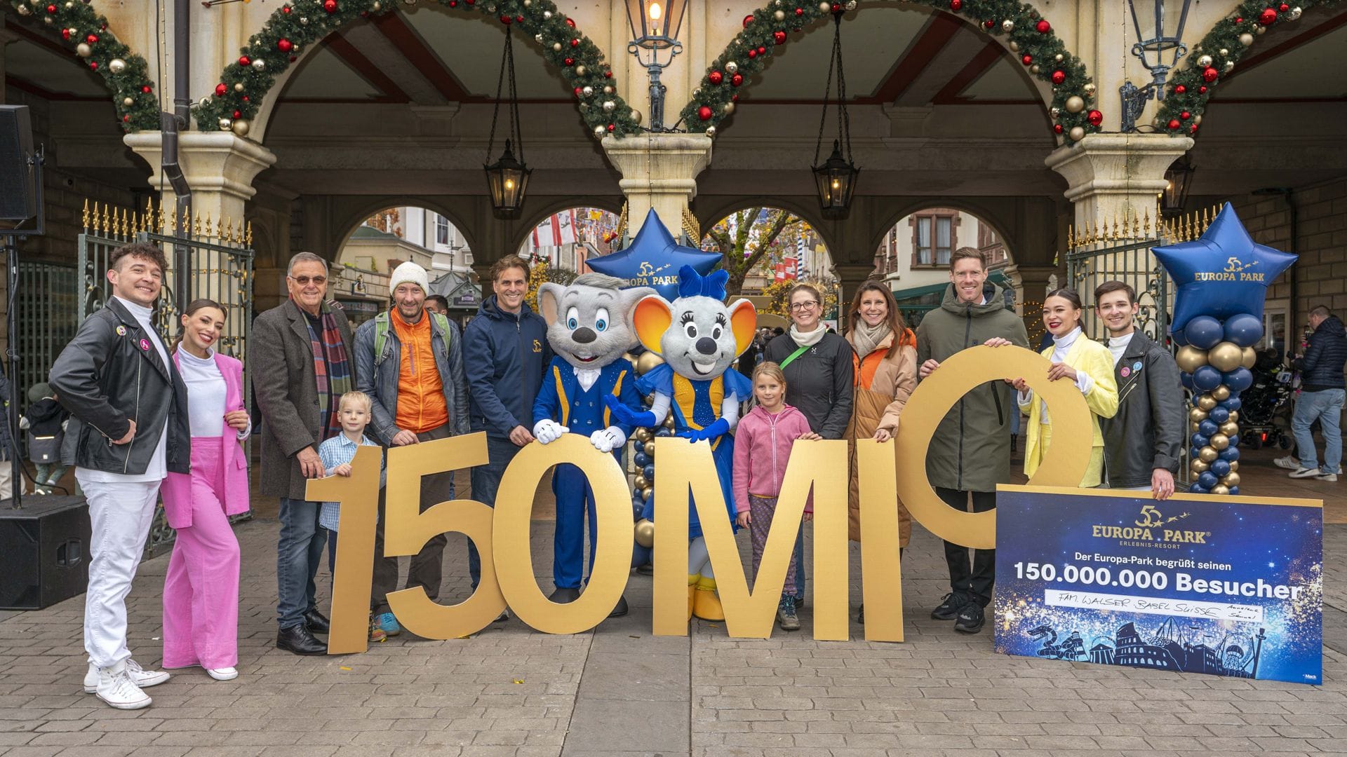 Familie Walser wird am Eingang des Europa-Parks von der Inhaberfamilie Mack begrüßt. Michelle Walser wurde als 150-millionste Besucherin des Parks gezählt.